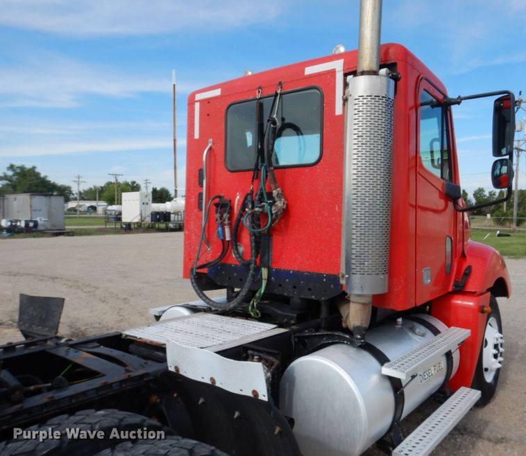 image for item GM9238 2005 Freightliner Columbia  semi truck