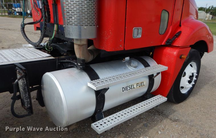 image for item GM9238 2005 Freightliner Columbia  semi truck