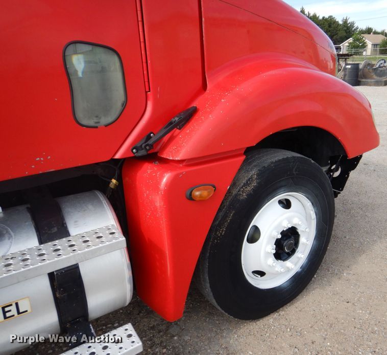 image for item GM9238 2005 Freightliner Columbia  semi truck