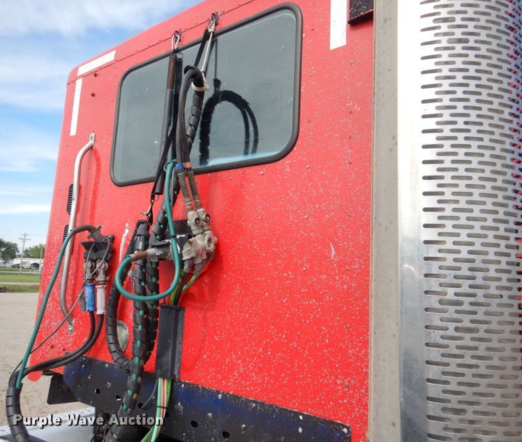 image for item GM9238 2005 Freightliner Columbia  semi truck