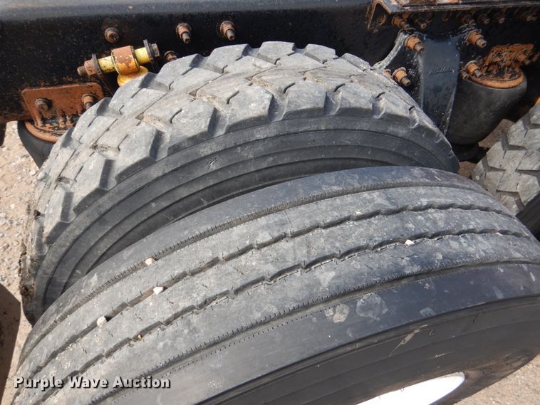 image for item GM9238 2005 Freightliner Columbia  semi truck