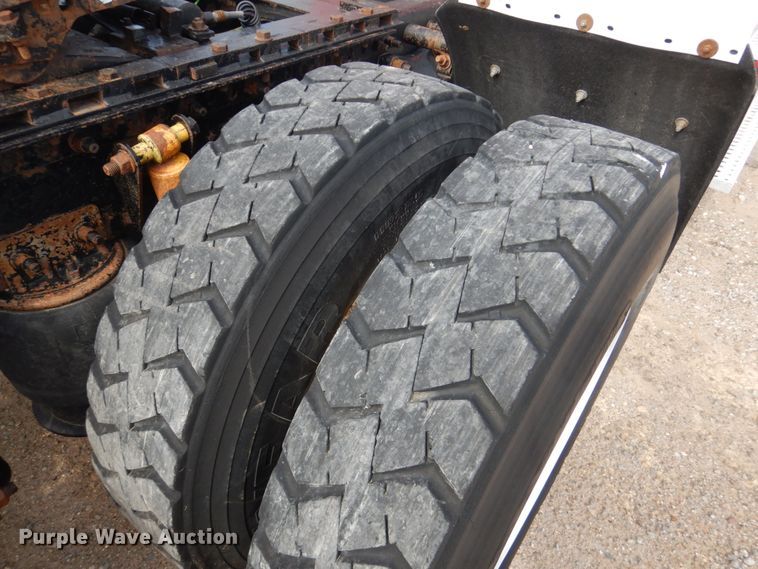 image for item GM9238 2005 Freightliner Columbia  semi truck