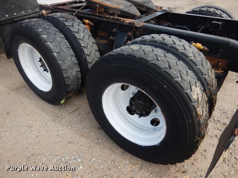 image for item GM9238 2005 Freightliner Columbia  semi truck