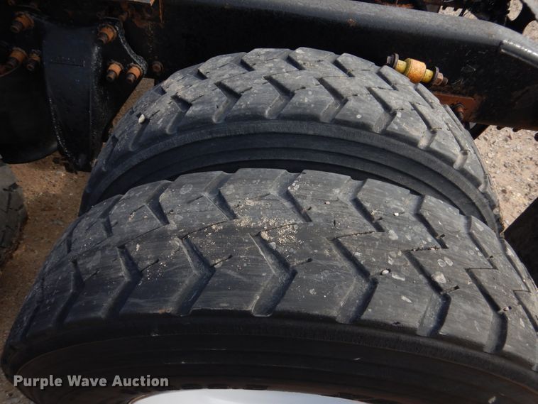 image for item GM9238 2005 Freightliner Columbia  semi truck