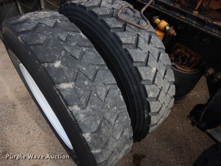 image for item GM9238 2005 Freightliner Columbia  semi truck