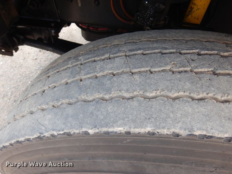 image for item GM9238 2005 Freightliner Columbia  semi truck