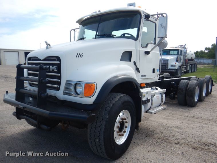 image for item GM9239 2006 Mack CV713  truck cab and chassis