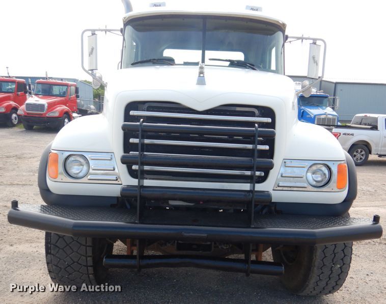 image for item GM9239 2006 Mack CV713  truck cab and chassis