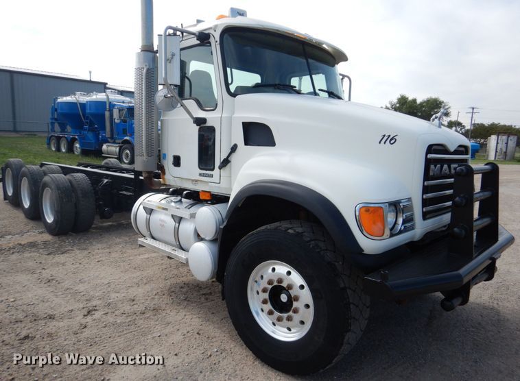 image for item GM9239 2006 Mack CV713  truck cab and chassis