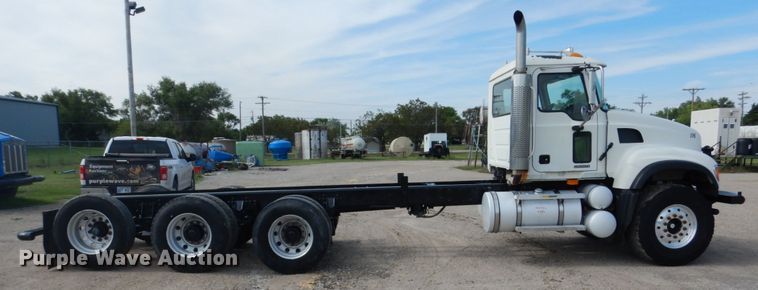 image for item GM9239 2006 Mack CV713  truck cab and chassis