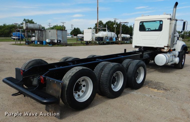 image for item GM9239 2006 Mack CV713  truck cab and chassis