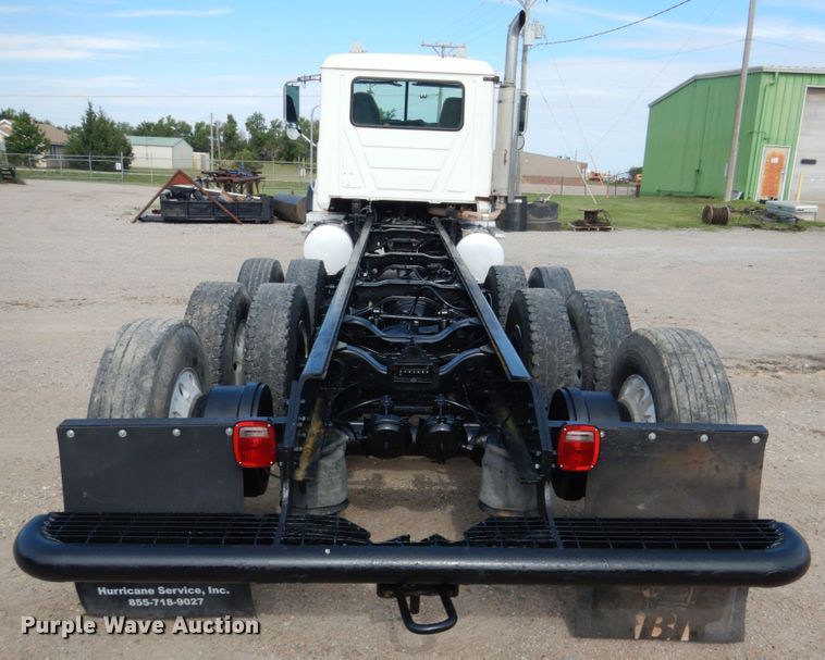 image for item GM9239 2006 Mack CV713  truck cab and chassis