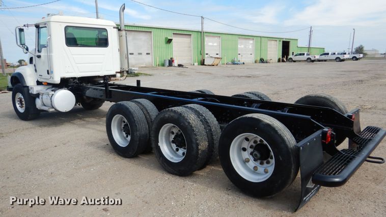 image for item GM9239 2006 Mack CV713  truck cab and chassis