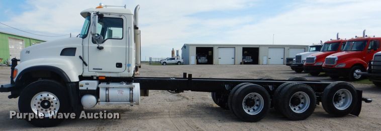 image for item GM9239 2006 Mack CV713  truck cab and chassis