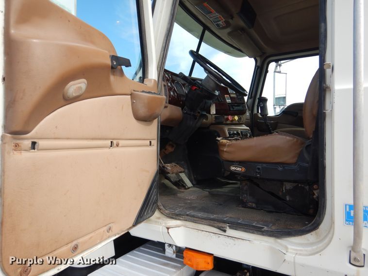 image for item GM9239 2006 Mack CV713  truck cab and chassis