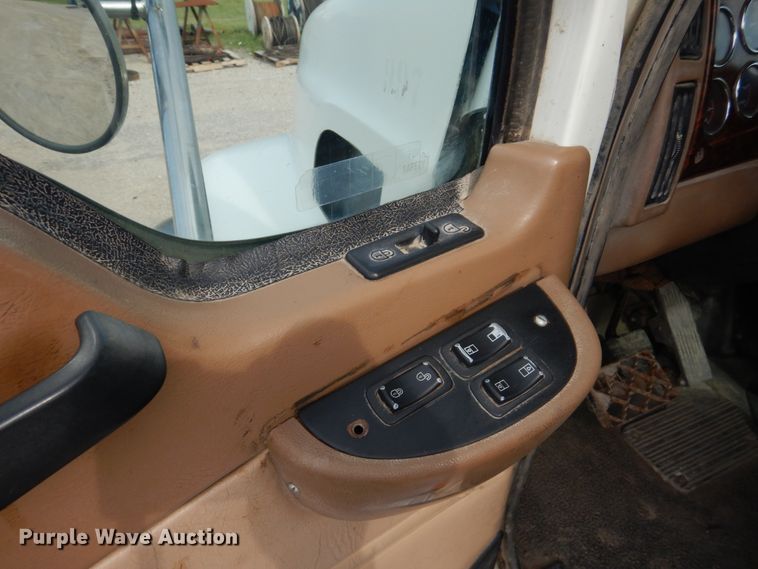 image for item GM9239 2006 Mack CV713  truck cab and chassis