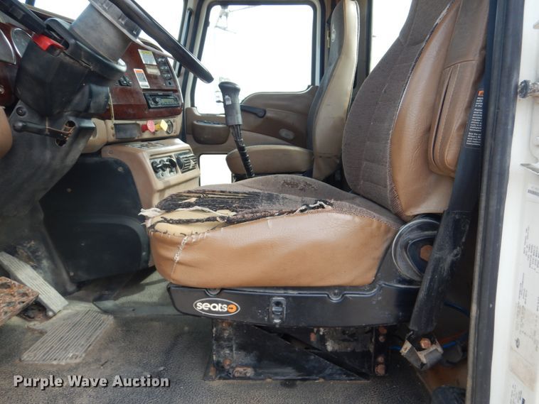 image for item GM9239 2006 Mack CV713  truck cab and chassis