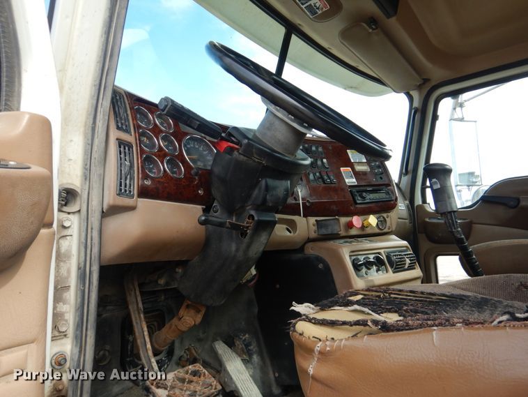 image for item GM9239 2006 Mack CV713  truck cab and chassis