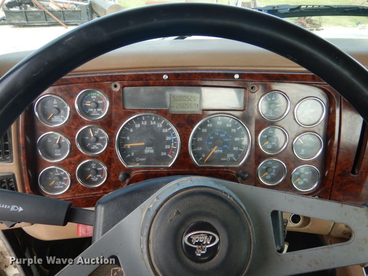 image for item GM9239 2006 Mack CV713  truck cab and chassis