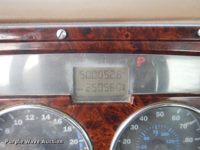 image for item GM9239 2006 Mack CV713  truck cab and chassis