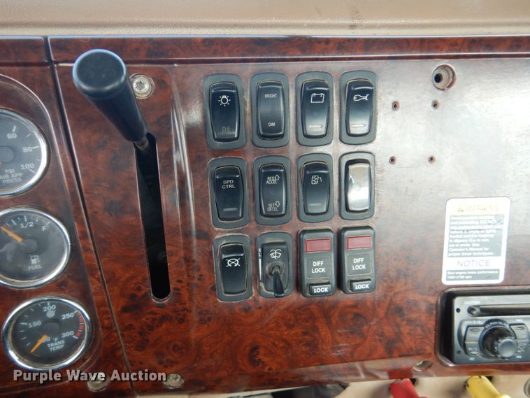 image for item GM9239 2006 Mack CV713  truck cab and chassis