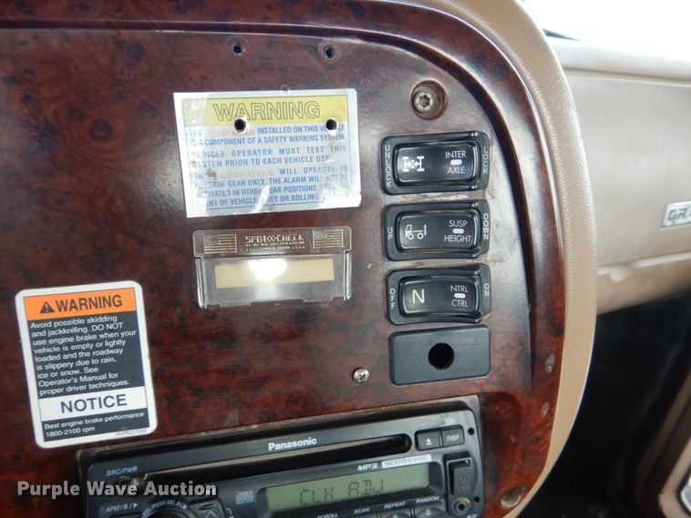 image for item GM9239 2006 Mack CV713  truck cab and chassis