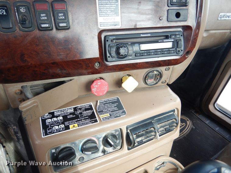 image for item GM9239 2006 Mack CV713  truck cab and chassis