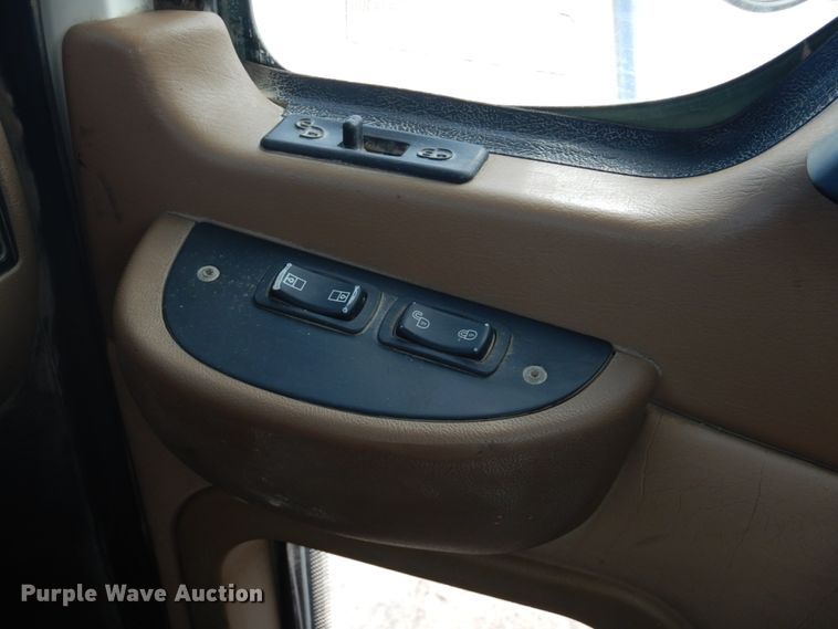 image for item GM9239 2006 Mack CV713  truck cab and chassis