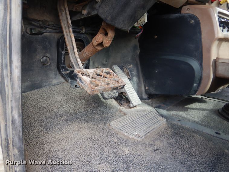 image for item GM9239 2006 Mack CV713  truck cab and chassis