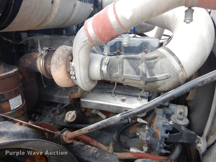 image for item GM9239 2006 Mack CV713  truck cab and chassis