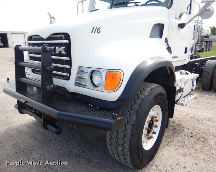 image for item GM9239 2006 Mack CV713  truck cab and chassis