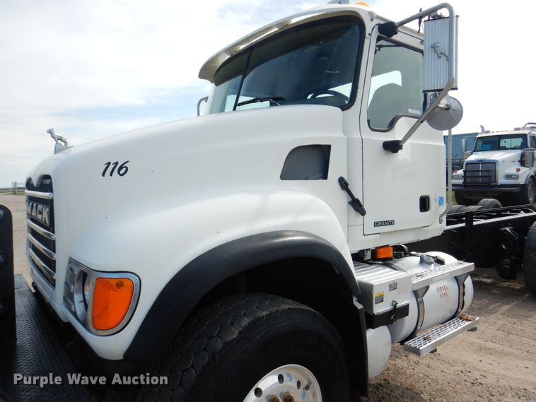 image for item GM9239 2006 Mack CV713  truck cab and chassis