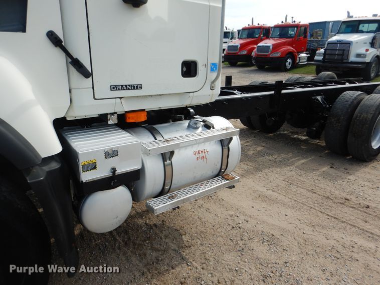 image for item GM9239 2006 Mack CV713  truck cab and chassis