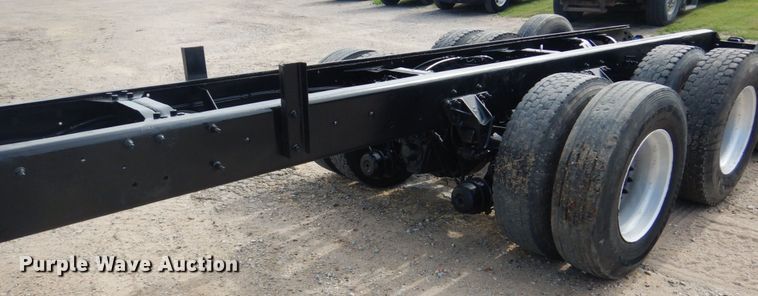 image for item GM9239 2006 Mack CV713  truck cab and chassis