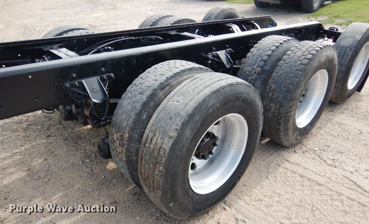 image for item GM9239 2006 Mack CV713  truck cab and chassis