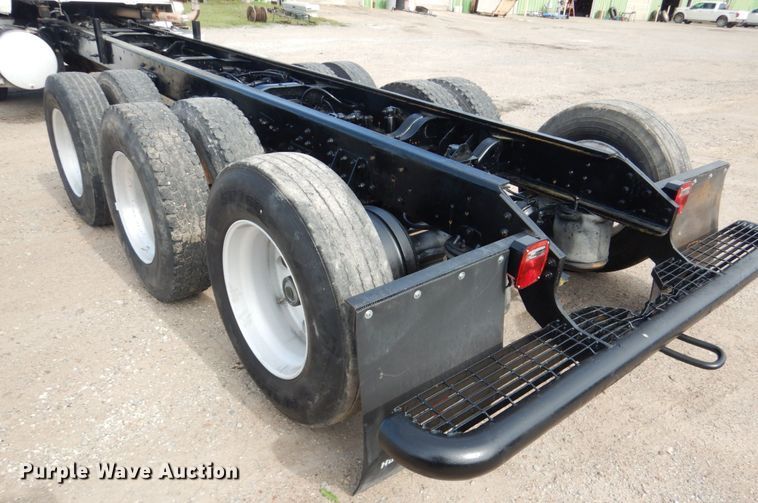 image for item GM9239 2006 Mack CV713  truck cab and chassis