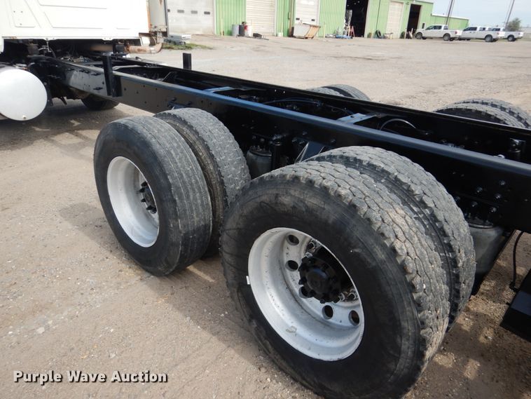 image for item GM9239 2006 Mack CV713  truck cab and chassis