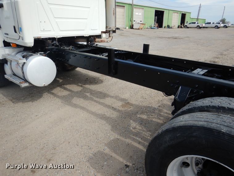 image for item GM9239 2006 Mack CV713  truck cab and chassis