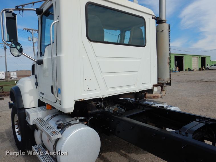 image for item GM9239 2006 Mack CV713  truck cab and chassis
