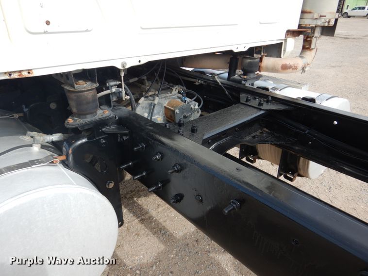 image for item GM9239 2006 Mack CV713  truck cab and chassis