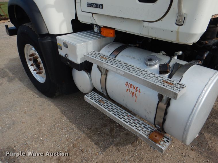 image for item GM9239 2006 Mack CV713  truck cab and chassis