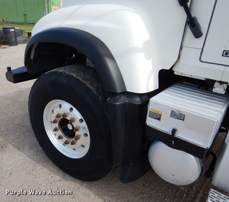 image for item GM9239 2006 Mack CV713  truck cab and chassis