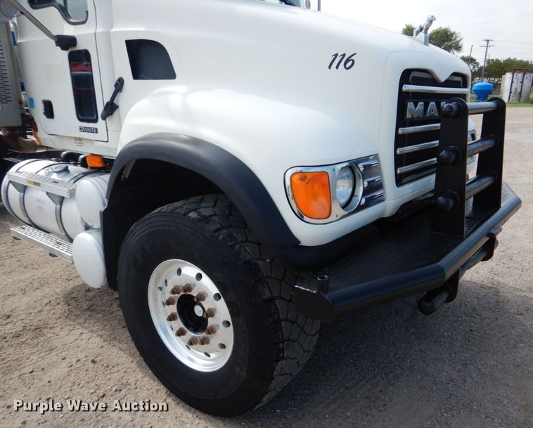 image for item GM9239 2006 Mack CV713  truck cab and chassis