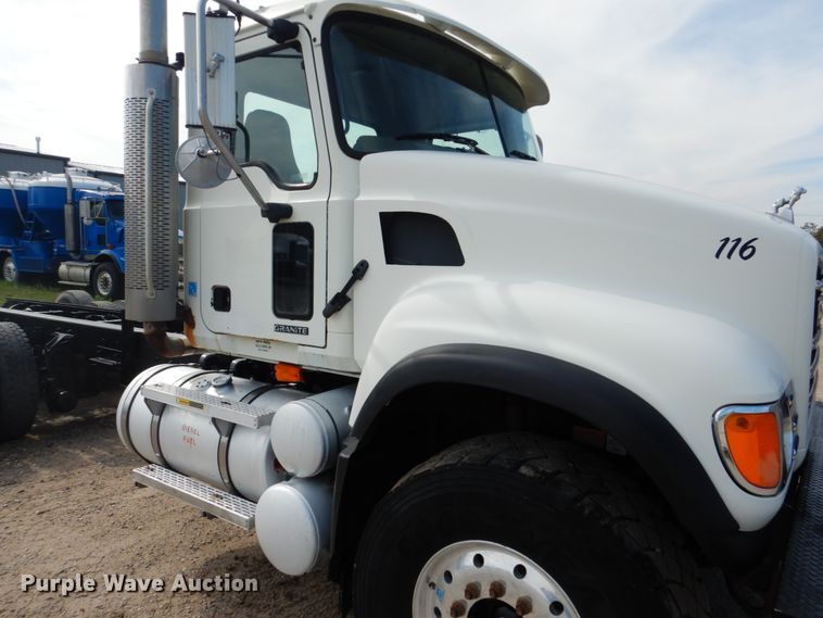 image for item GM9239 2006 Mack CV713  truck cab and chassis