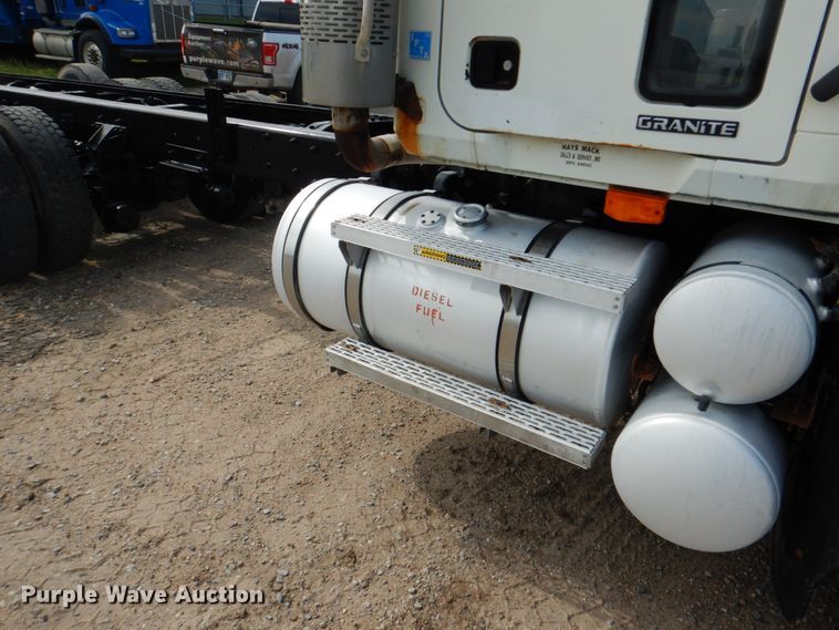 image for item GM9239 2006 Mack CV713  truck cab and chassis