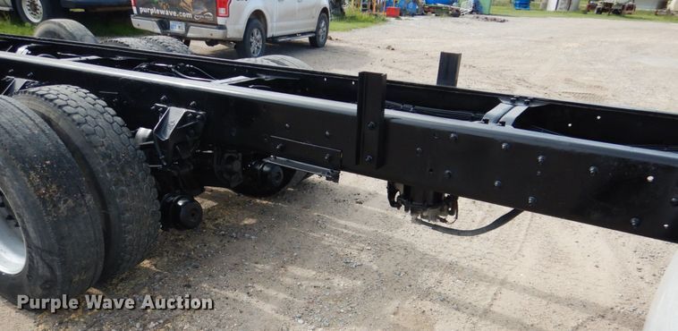 image for item GM9239 2006 Mack CV713  truck cab and chassis