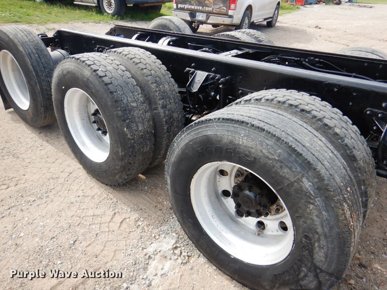 image for item GM9239 2006 Mack CV713  truck cab and chassis