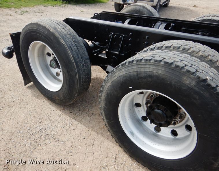 image for item GM9239 2006 Mack CV713  truck cab and chassis