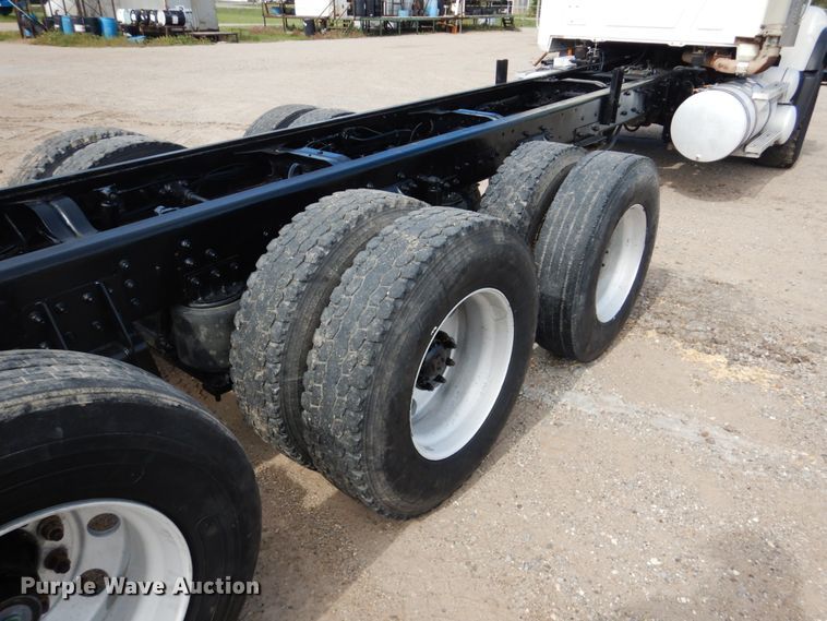 image for item GM9239 2006 Mack CV713  truck cab and chassis