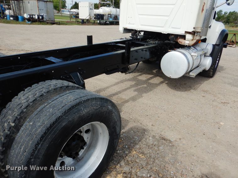 image for item GM9239 2006 Mack CV713  truck cab and chassis